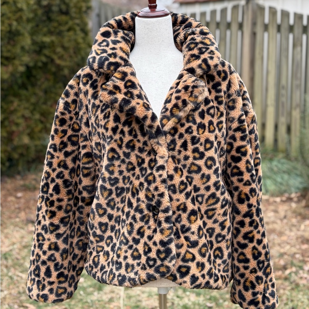 Like new. Jade & Ivory Leopard Print Faux Fur Coat Size Medium.